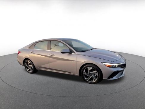 Used 2025 Hyundai Elantra SEL image 2