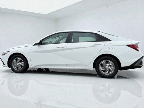 Certified 2025 Hyundai Elantra SE w/ Cargo Package image 4