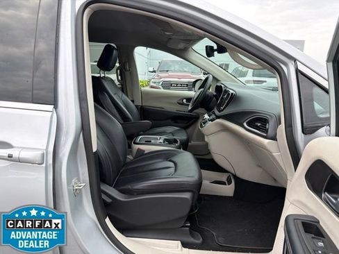 Used 2024 Chrysler Pacifica Limited FWD image 15