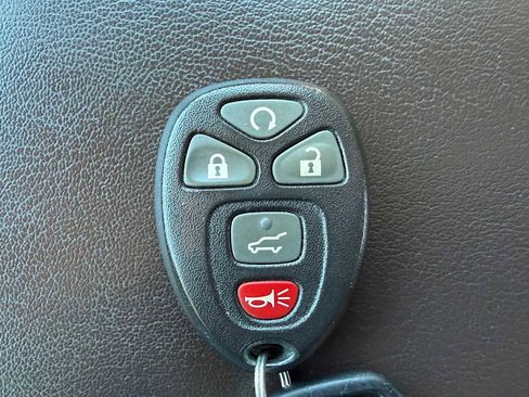 Used 2011 Buick Enclave CXL image 27