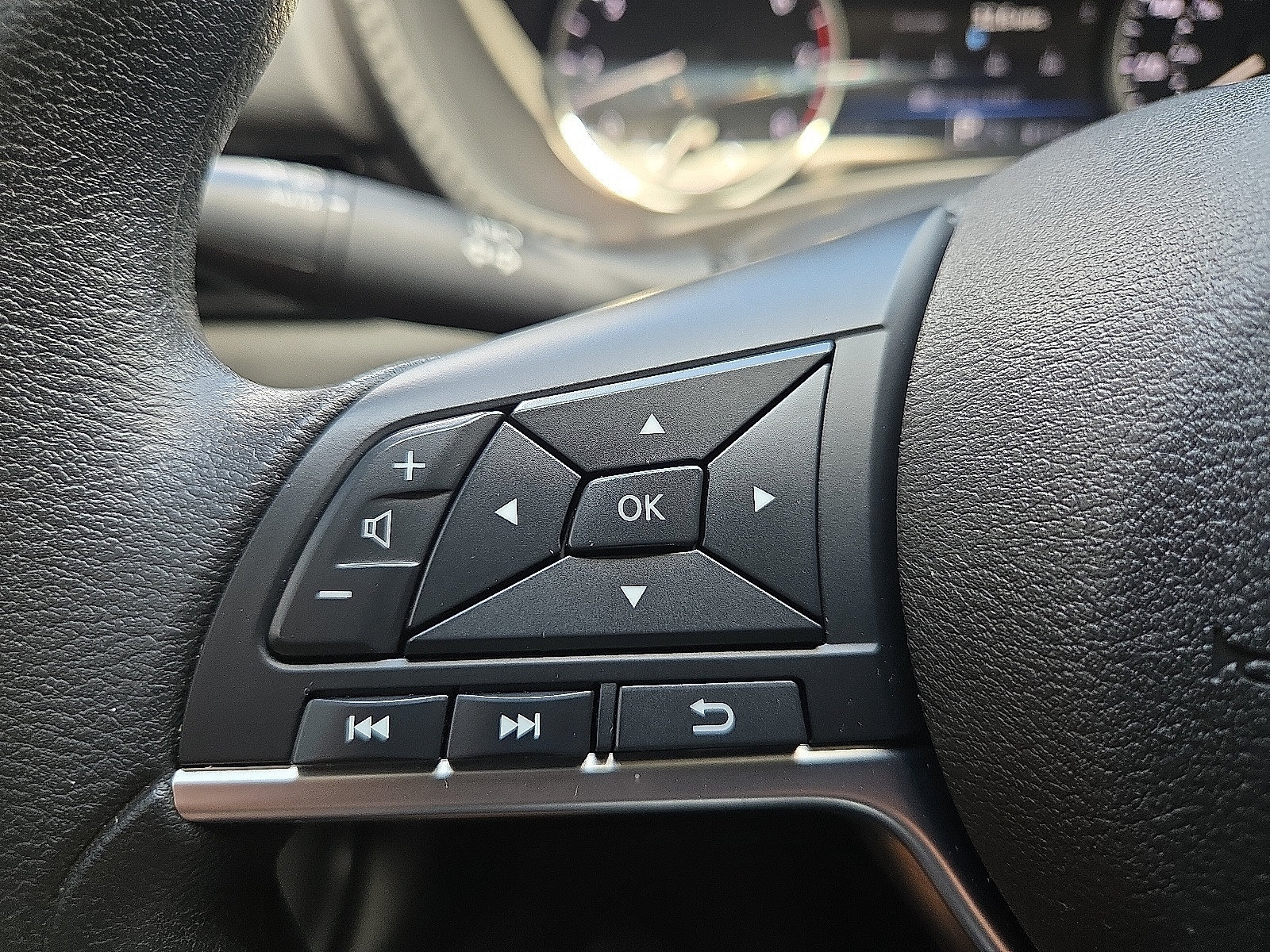Used 2025 Nissan Sentra SV FWD image 18