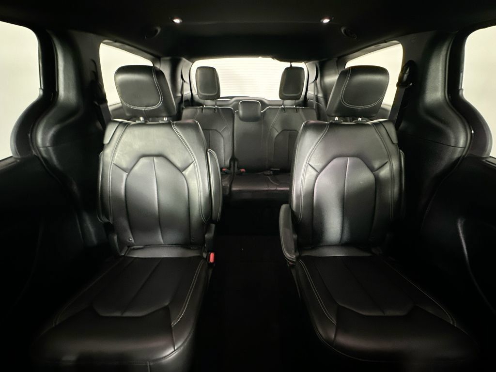 Used 2025 Chrysler Pacifica Select FWD image 13