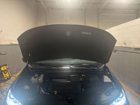 Used 2025 Chrysler Pacifica Select image 33