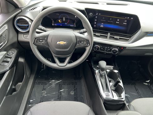 Used 2025 Chevrolet Trax LT FWD image 30