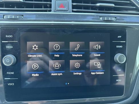 Used 2021 Volkswagen Tiguan SE w/ Panoramic Sunroof Package image 25