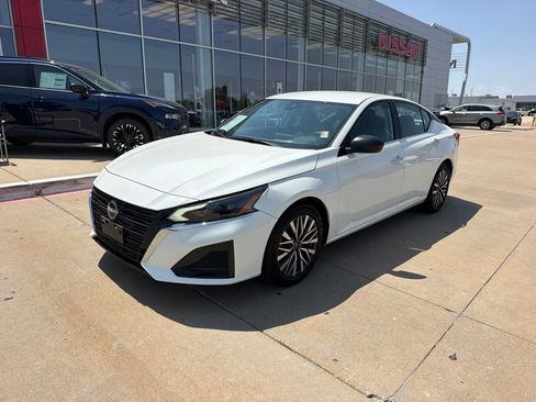 Used 2025 Nissan Altima 2.5 SV FWD image 1