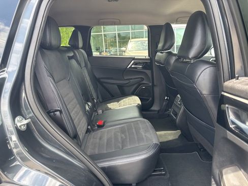 Used 2025 Mitsubishi Outlander SE FWD image 22