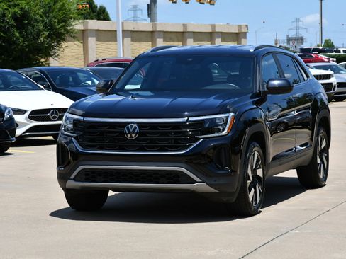 Used 2024 Volkswagen Atlas Cross Sport SE image 2
