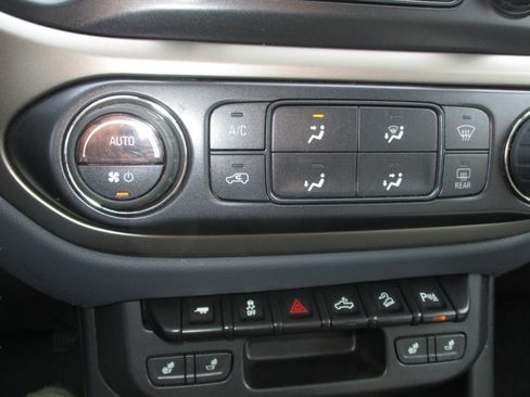 Used 2021 Chevrolet Colorado Z71 AWD/4WD image 31