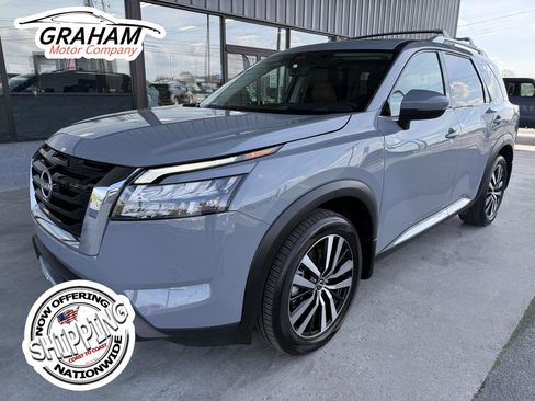 Used 2025 Nissan Pathfinder Platinum image 1
