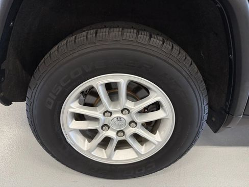 Used 2018 Jeep Grand Cherokee Laredo AWD/4WD image 33