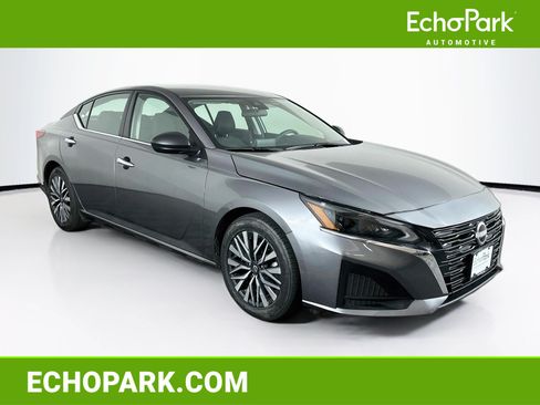 Used 2025 Nissan Altima 2.5 SV FWD image 1