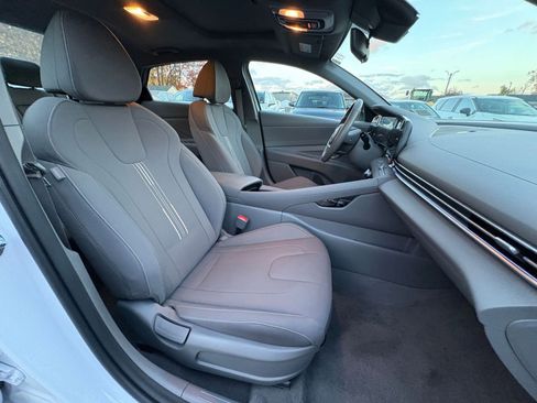 Used 2025 Hyundai Elantra SEL image 34