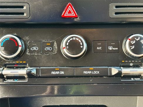 Used 2022 Kia Carnival LX image 16