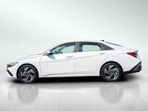 Used 2025 Hyundai Elantra Limited FWD image 2