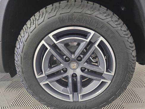 Used 2025 Rivian R1T Adventure image 10