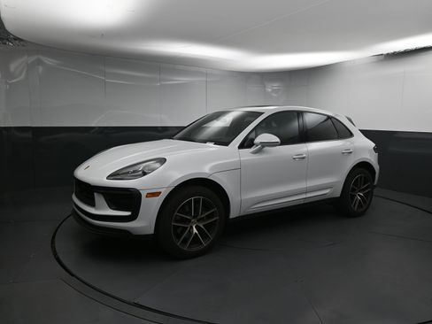 Certified 2025 Porsche Macan image 4