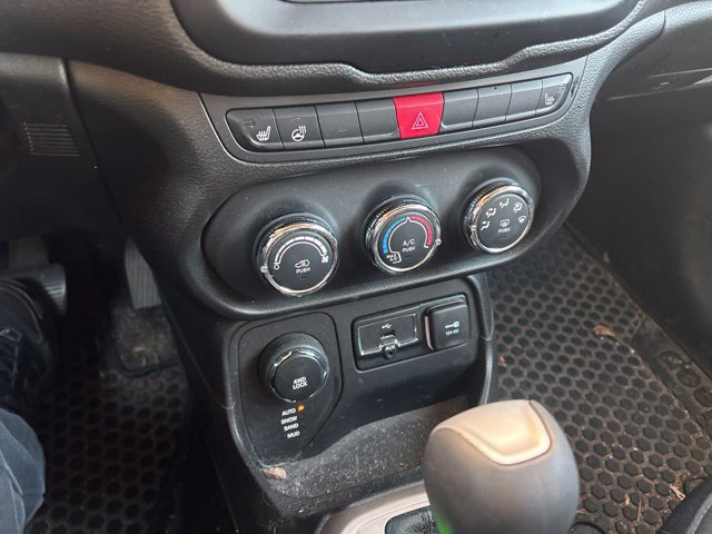 Used 2017 Jeep Renegade Latitude w/ Cold Weather Group AWD/4WD image 20
