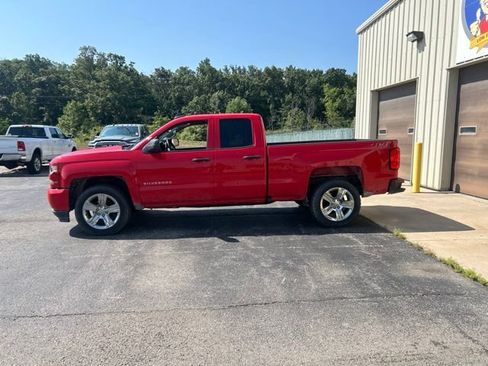 Used 2019 Chevrolet Silverado 1500 Custom w/ Custom Convenience Package AWD/4WD image 6