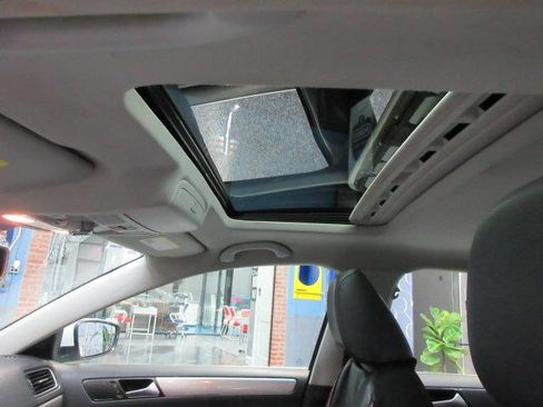 Used 2017 Volkswagen Jetta SE image 39