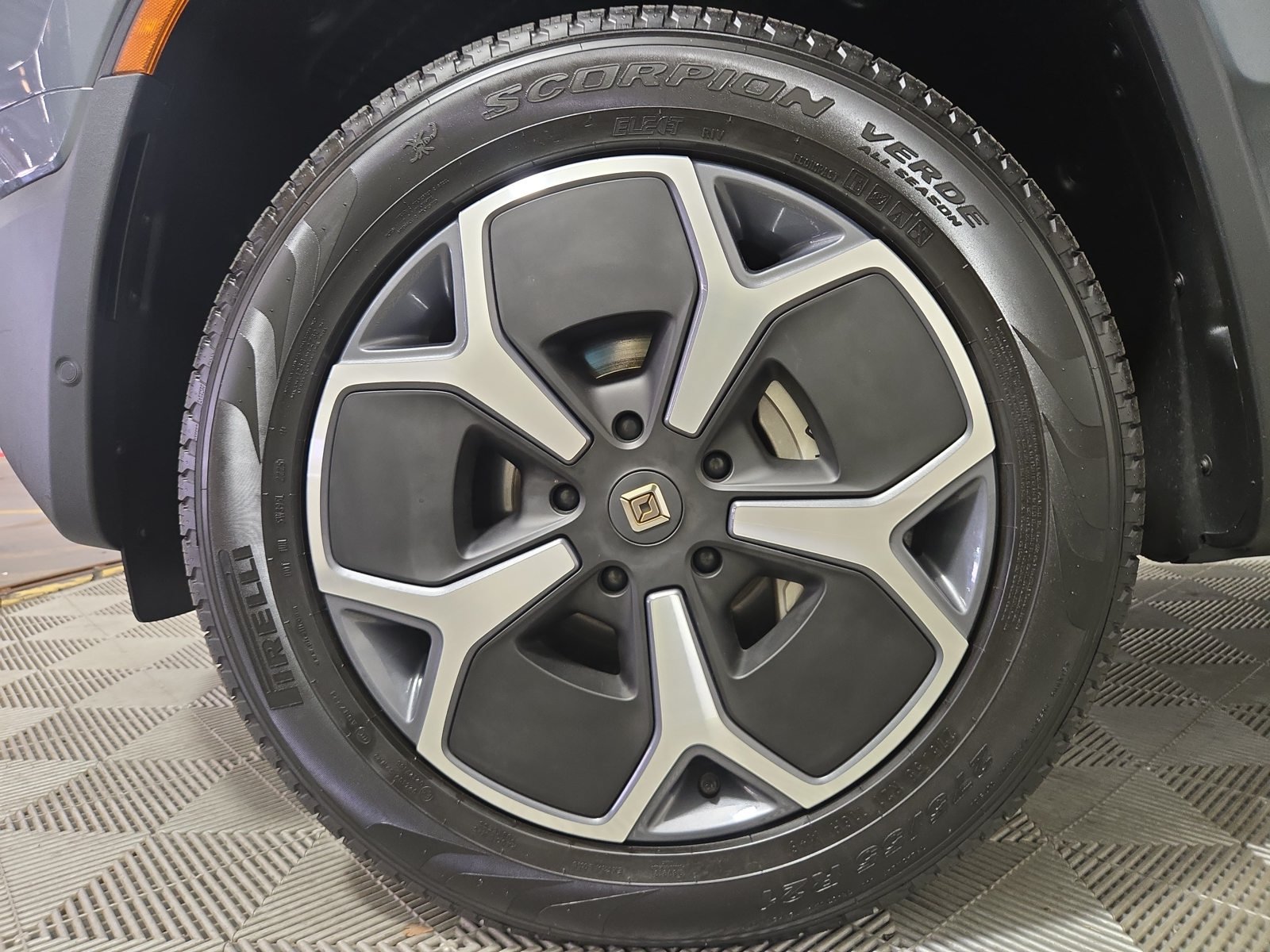 Used 2024 Rivian R1T Adventure Dual AWD/4WD image 9