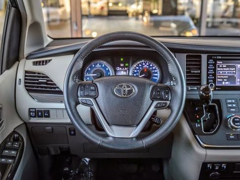 Used 2018 Toyota Sienna XLE Premium image 28