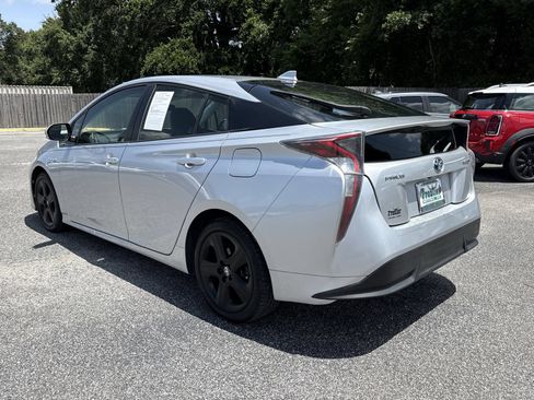 Used 2016 Toyota Prius Three Touring FWD image 3