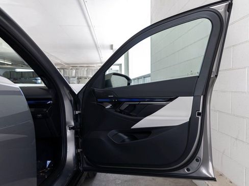 New 2026 BMW 530i w/ Convenience Package image 27