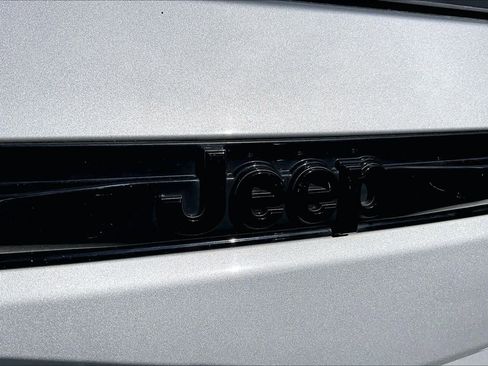 Used 2023 Jeep Grand Cherokee Altitude RWD image 31
