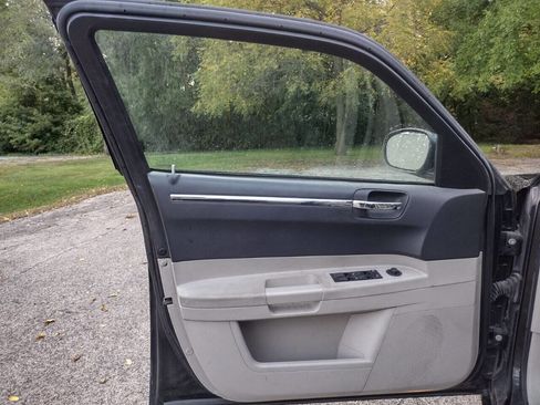 Used 2005 Chrysler 300 Touring image 17