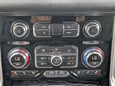 Used 2024 GMC Yukon XL Denali image 30