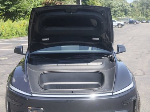 Used 2026 Tesla Model Y Long Range AWD/4WD image 9