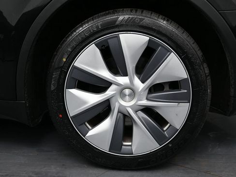 Used 2023 Tesla Model Y Long Range image 9