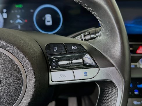 Used 2025 Hyundai Elantra SEL image 17