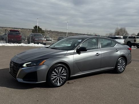 Used 2024 Nissan Altima 2.5 SV FWD image 3