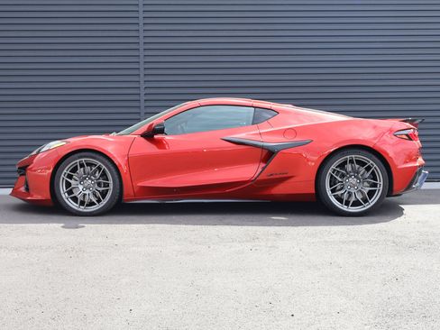 Used 2025 Chevrolet Corvette Z06 RWD image 9