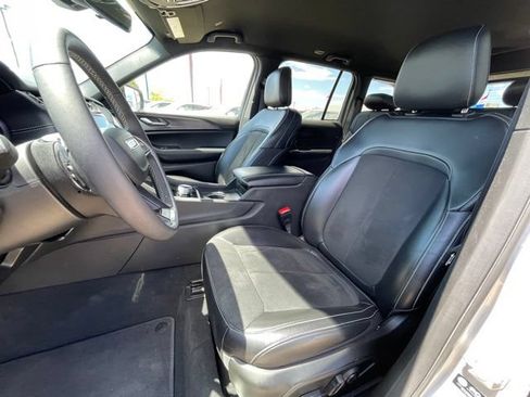 Used 2025 Jeep Grand Cherokee Altitude AWD/4WD image 11