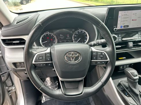Used 2023 Toyota Highlander XLE FWD image 14