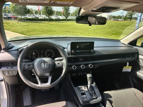 Used 2025 Honda CR-V EX image 15