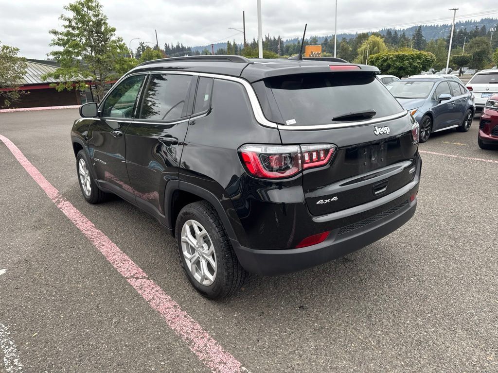 Used 2024 Jeep Compass Latitude AWD/4WD image 7