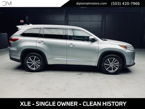 Used 2018 Toyota Highlander XLE AWD/4WD image 8