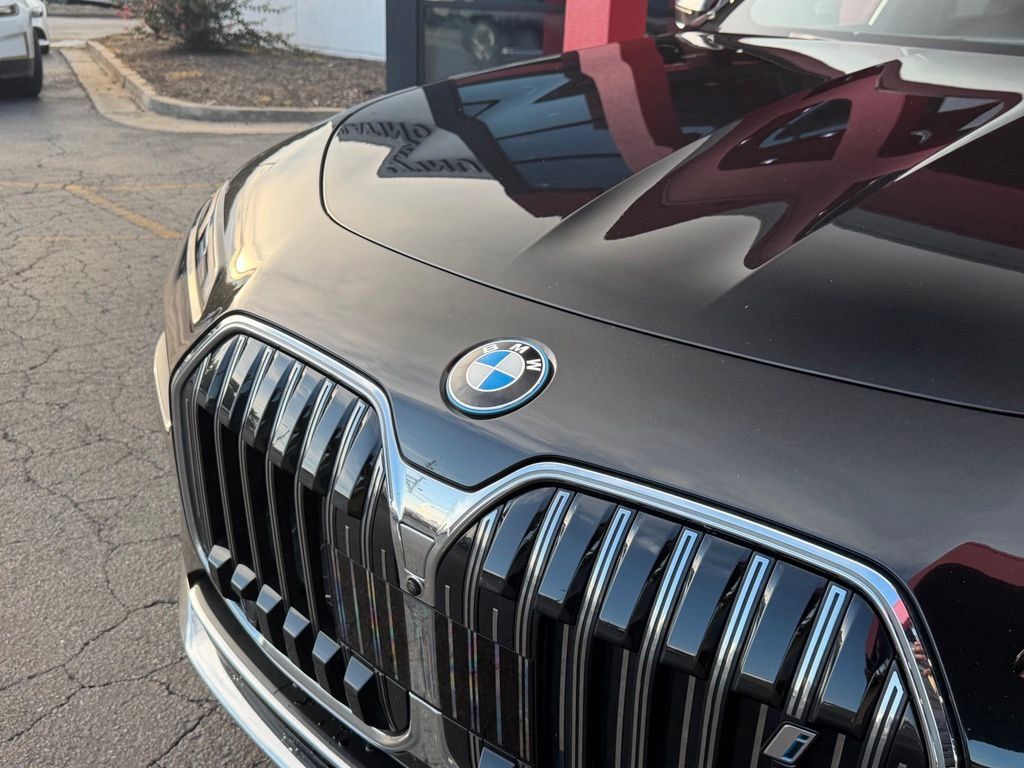 Used 2023 BMW i7 xDrive60 AWD/4WD image 6