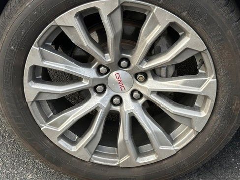 Used 2022 GMC Yukon Denali w/ Advanced Technology Package image 12