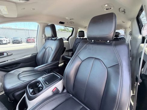 Used 2023 Chrysler Pacifica Touring-L image 21