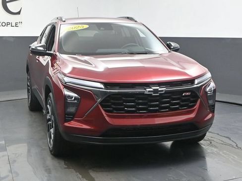 Used 2025 Chevrolet Trax RS FWD image 55