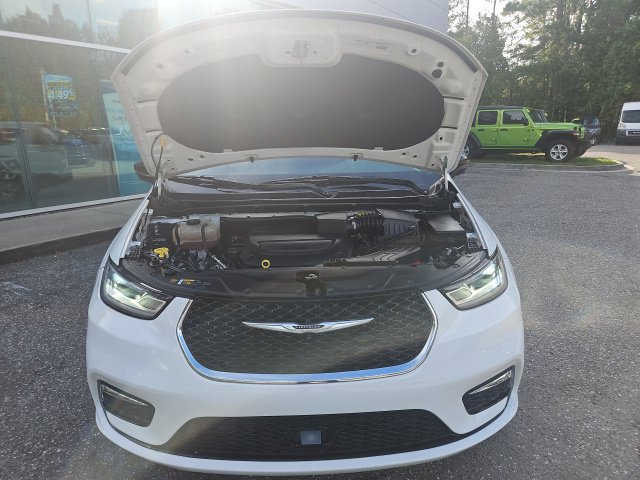 Used 2024 Chrysler Pacifica Touring-L FWD image 30
