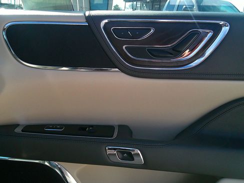 Used 2019 Lincoln Continental Select image 30