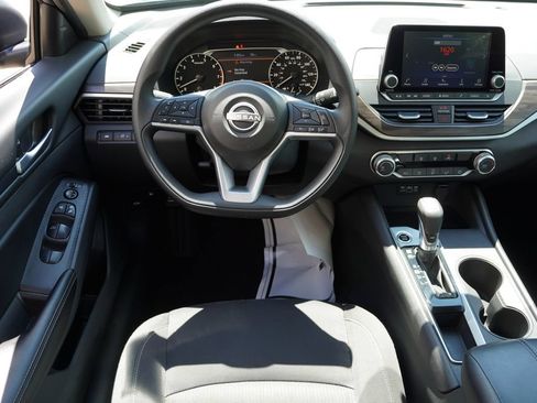 Used 2025 Nissan Altima 2.5 SV FWD image 19