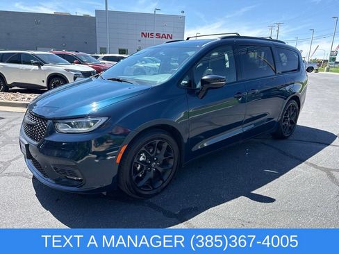 Used 2025 Chrysler Pacifica Limited FWD image 8
