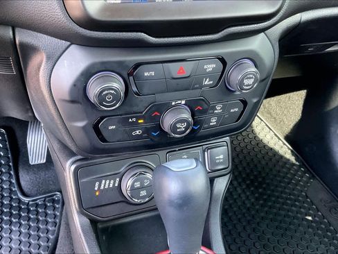 Used 2022 Jeep Renegade Trailhawk AWD/4WD image 33